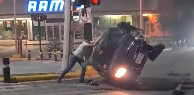 VIDEO: Hombre acomoda su carro volcado tras accidente en Nuevo León