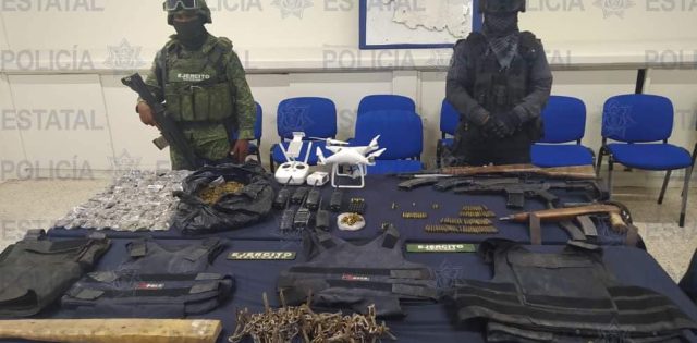 POLICÍA ESTATAL Y EJÉRCITO MEXICANO  ASEGURAN ARSENAL DE ARMAS, CARTUCHOS ÚTILES, DROGA Y UN DRON