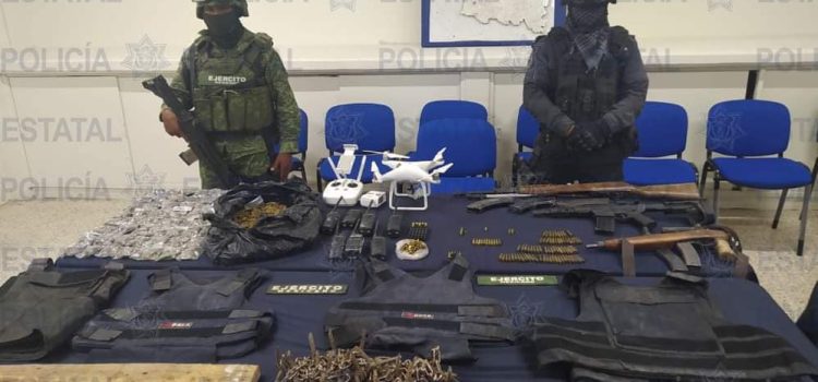 POLICÍA ESTATAL Y EJÉRCITO MEXICANO  ASEGURAN ARSENAL DE ARMAS, CARTUCHOS ÚTILES, DROGA Y UN DRON