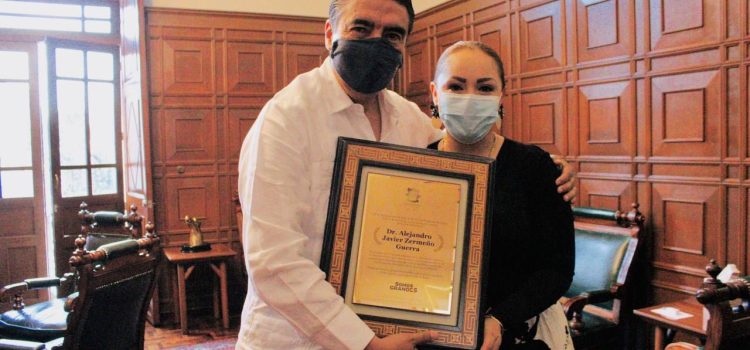 Érika Briones entregó un reconocimiento al Dr. Alejandro Zermeño, rector de la UASLP.